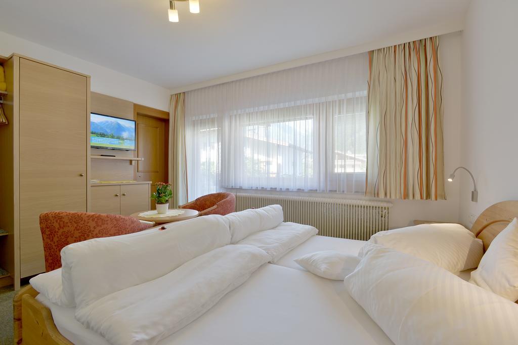 Gaestehaus Ahornblick Mayrhofen Oda fotoğraf